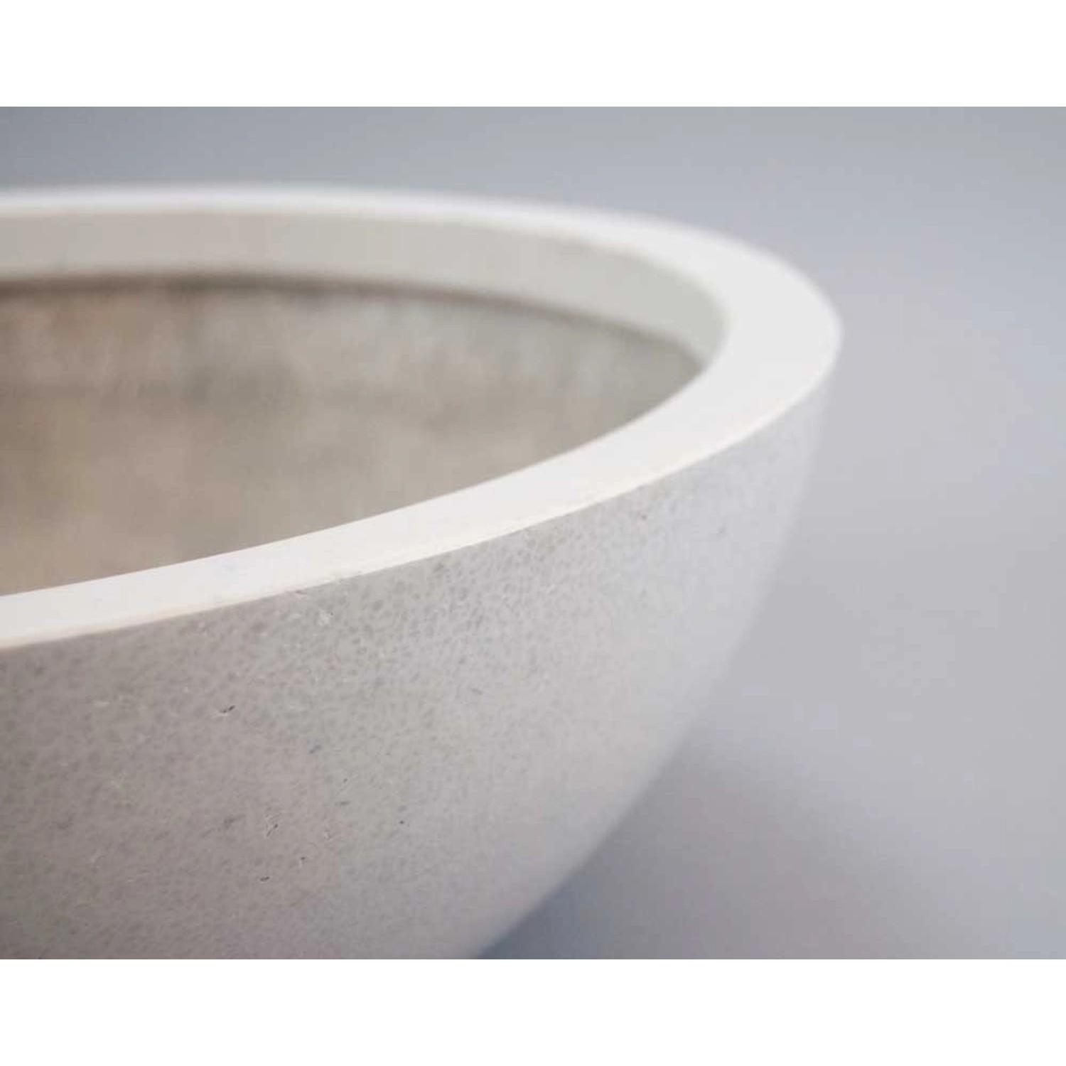 Eleganter, runder Pflanzkübel Schale aus Fiberglas in Perlmutt-Weiß, Durchmesser 46cm.