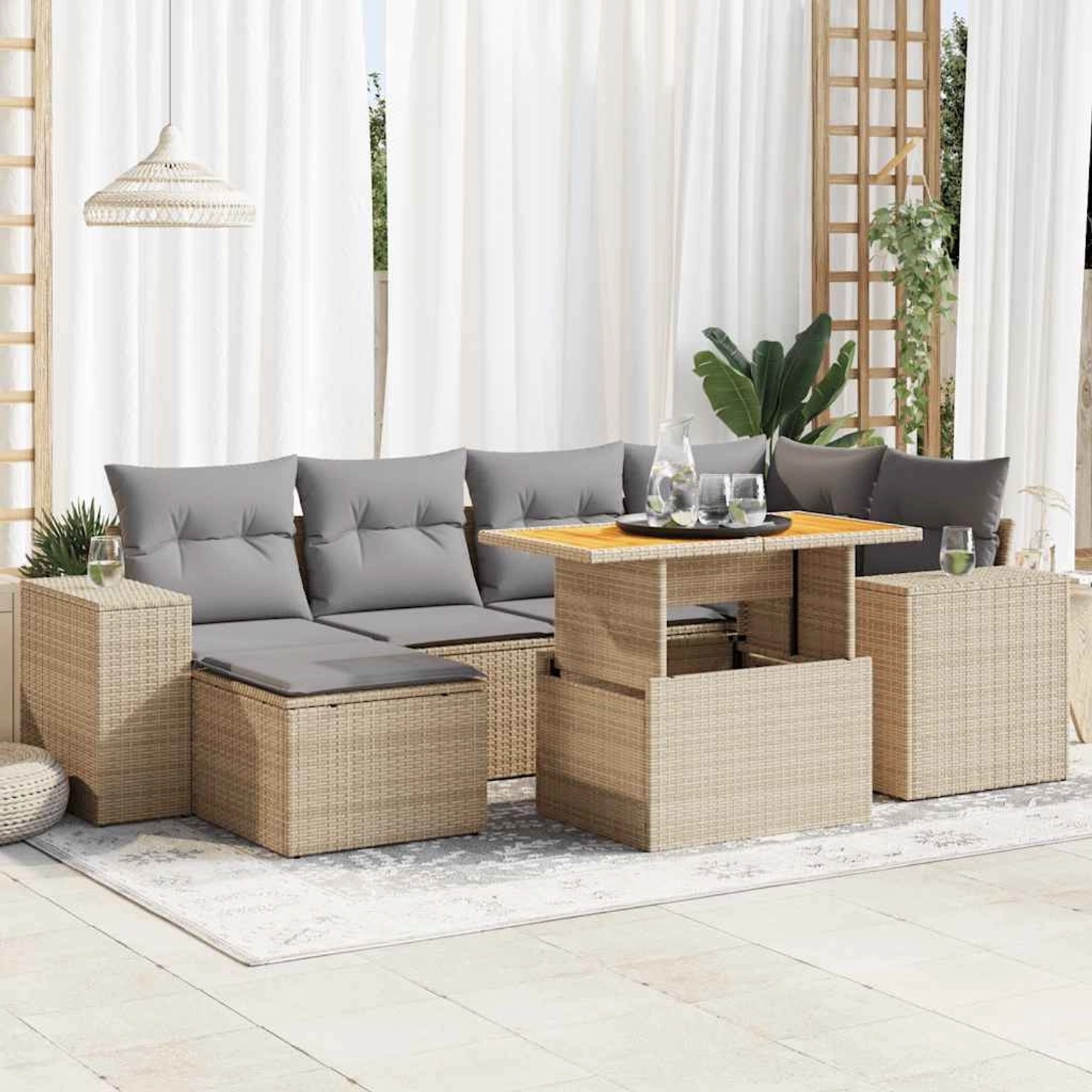 7-teilige, beige vidaXL Garten-Sofagarnitur aus Rattan mit Tisch und grauen Kissen.