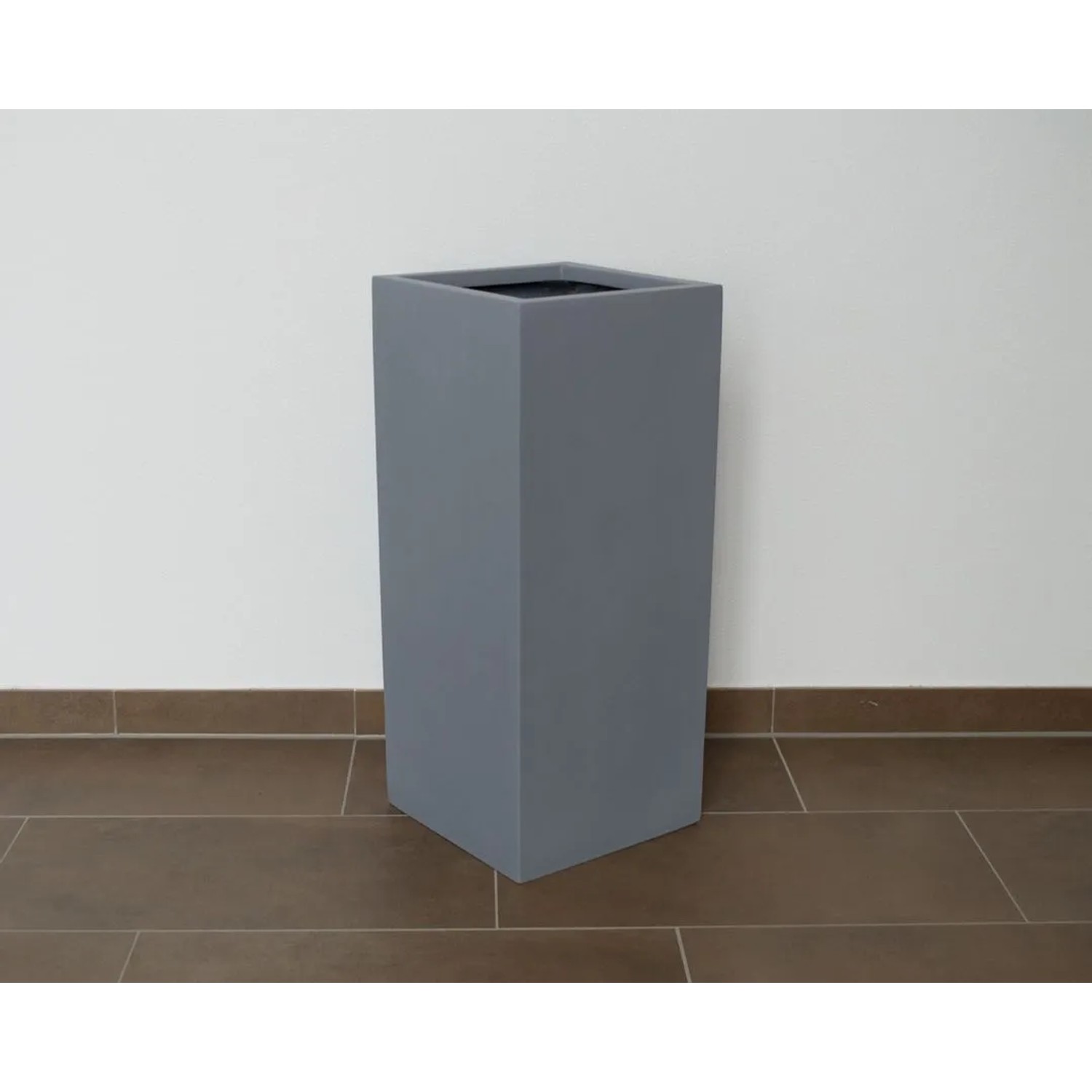 Grauer, rechteckiger Pflanzkübel Säule aus Fiberglas, 30x30x90 cm, für Innen- und Außenbereich.