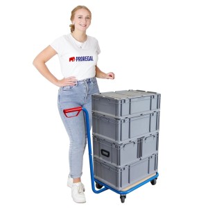 Lichtblauer PROREGAL Profi Griffroller mit rotem Griff, beladen mit grauen Boxen. Robuster Plattformwagen für 250kg Traglast.