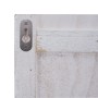 Detailaufnahme Wandgarderobe C89 im Shabby-Look, weiße Holzoberfläche mit Metallaufhängung.