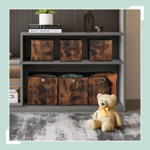6 braun-schwarze Faltboxen in Holzoptik im Regal. Quadratische Aufbewahrungsboxen aus Vliesstoff mit Grifflöchern für Ordnung.