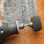 Dremel Feinschleifscheiben-Set SC511DM mit Miniaturwerkzeug im Einsatz auf Metall.