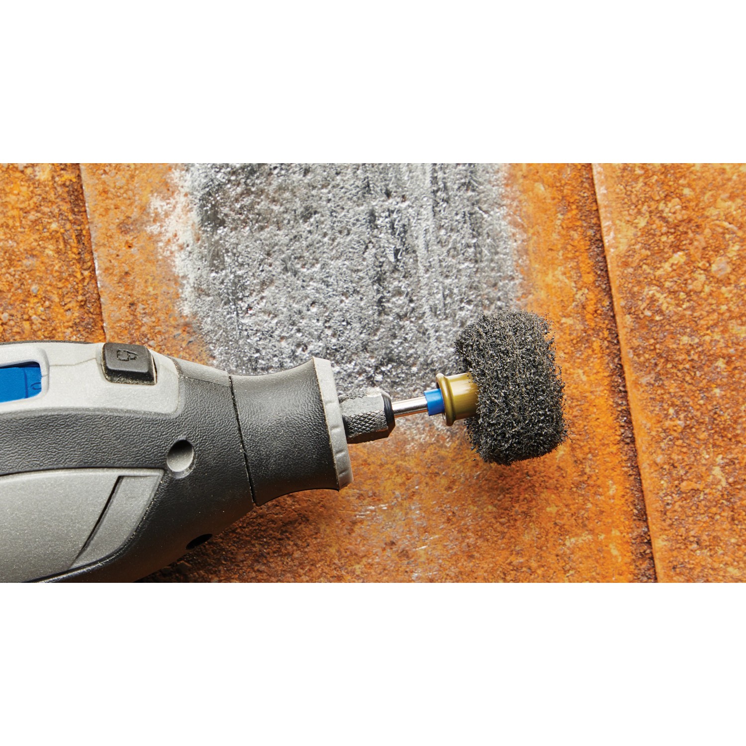 Dremel Feinschleifscheiben-Set SC511DM mit Miniaturwerkzeug im Einsatz auf Metall.