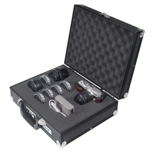 Offener HMF Alu Fotokoffer schwarz mit Rasterschaumstoff, gefüllt mit Kamera und Objektiven. Ideal für sichere Aufbewahrung & Transport.