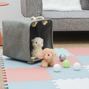 Bunte LittleTom Spielmatte (9 Teile, 30x30 cm) mit Spielzeug und Bällen.
