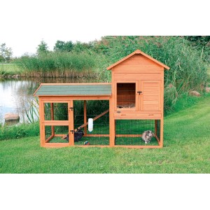 Trixie Kleintierstall Natura mit Freilaufgehege aus Kiefernholz, braun, mit grünem Dach.