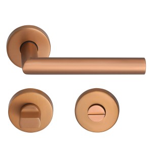 Roségoldene Türdrücker-Garnitur Toulouse aus Edelstahl mit WC-Rosette für Innentüren.