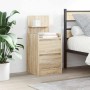 Nachttisch Sonoma-Eiche mit 2 Schubladen und Ablage im Schlafzimmer. Modernes Design aus Holzwerkstoff.