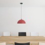 Rote Hängelampe über Holztisch mit Stühlen. Dekorative Innenraumbeleuchtung.