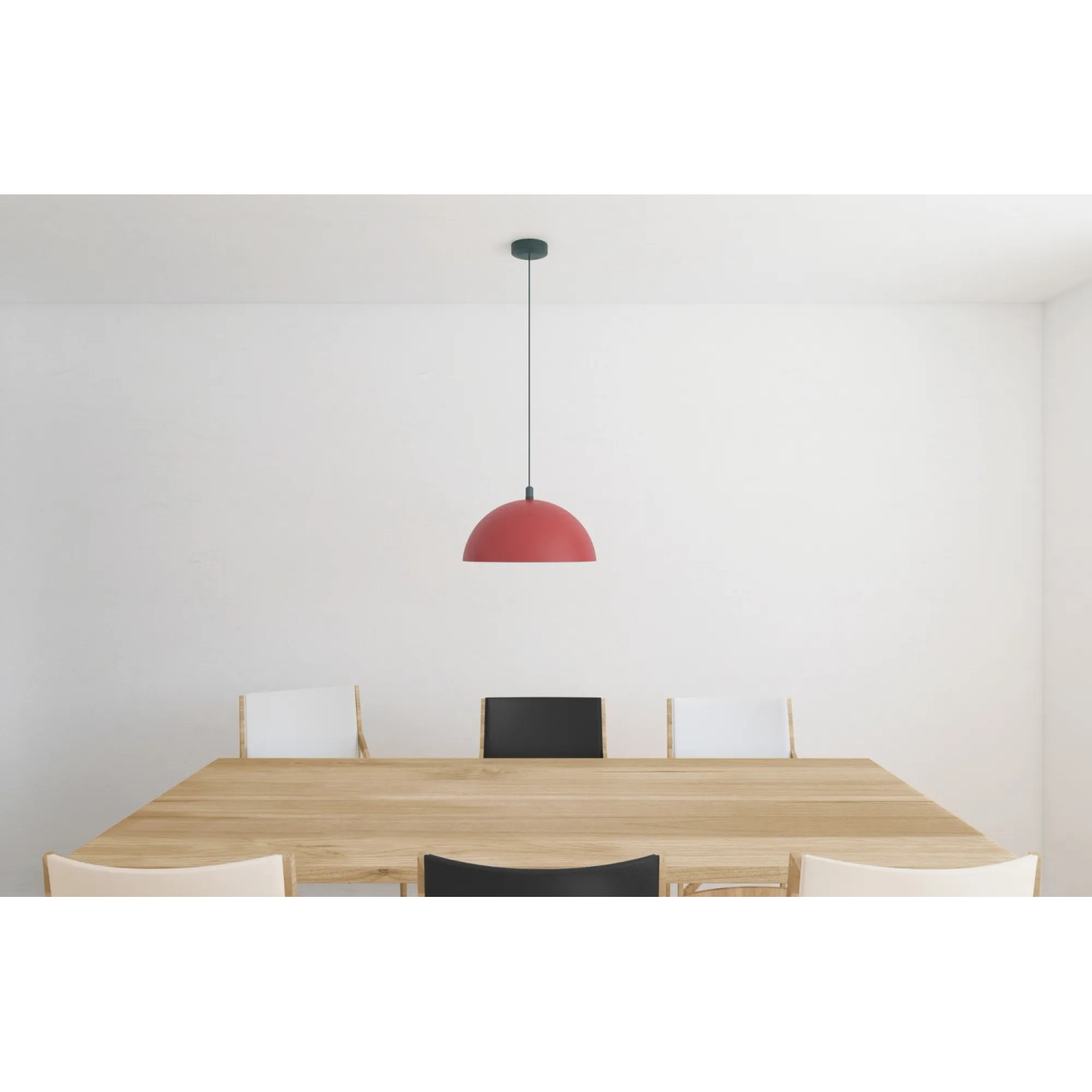 Rote Hängelampe über Holztisch mit Stühlen. Dekorative Innenraumbeleuchtung.