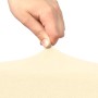 Detailaufnahme: Hand dehnt creme-farbene Beautissu Stehtischhusse Stella (Ø 80 cm), Wohntextil.