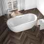 Freistehende, glänzend weiße Badewanne ROMA PLUS 2.0 (165,5x74,5 cm) im Badezimmer.