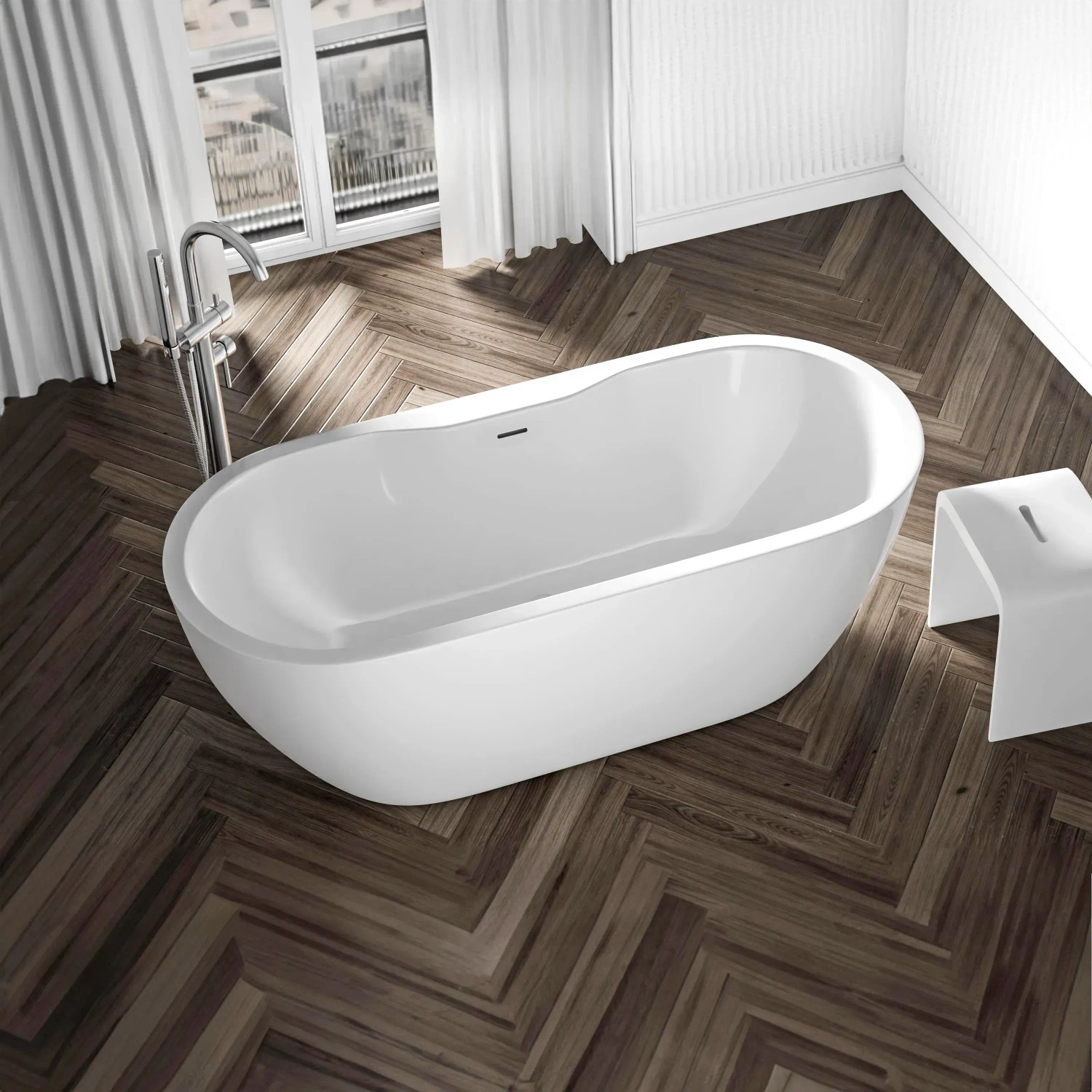 Freistehende, glänzend weiße Badewanne ROMA PLUS 2.0 (165,5x74,5 cm) im Badezimmer.