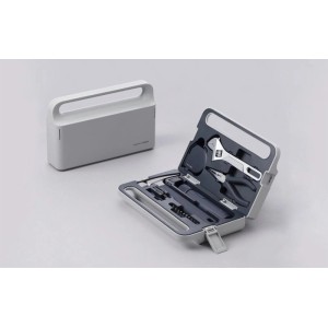 Hoto Akku Werkzeug-Set QWDGJ001 im Koffer, mit Schraubendreher, Hammer, Maßband, Schraubenschlüssel und Zange.