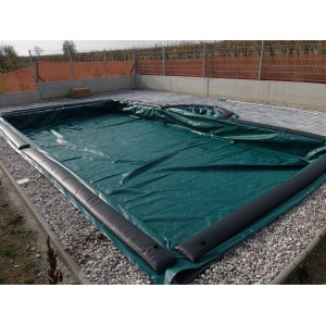 Grüne Summer Fun Winterabdeckung für Rechteckpool 8x4 m, fixiert mit schwarzen Wassersäcken.