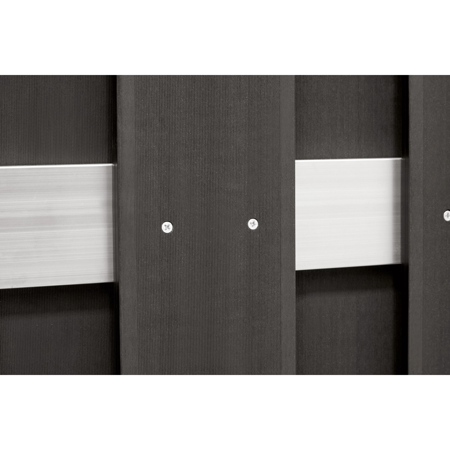 Detailansicht: Anthrazitfarbene WPC-Tür mit Aluminiumelementen für Sichtschutzzaun.