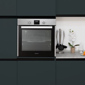 Respekta Herdset Diman + Alex: Silberner Einbau-Backofen mit schwarzer Glastür in moderner Küche.