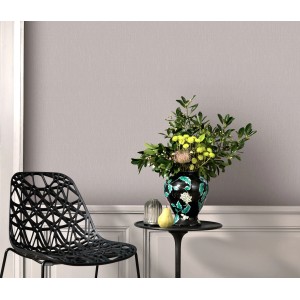 Guido Maria Kretschmer Vliestapete Fusion in Taupe an Wand, mit Deko-Elementen wie Blumen und Stuhl.