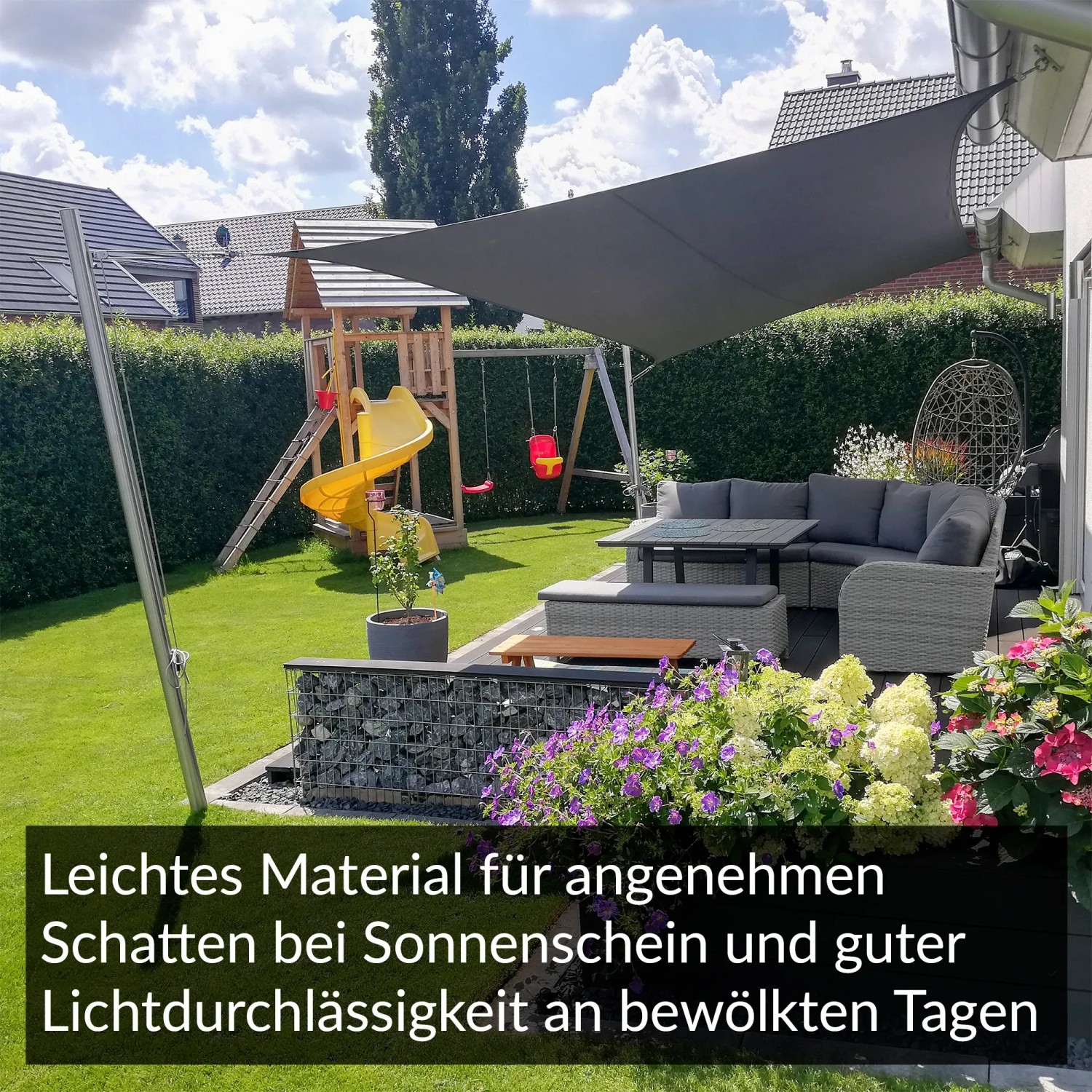 Anthrazitfarbenes Toldoro Sonnensegel (6x3m) spendet Schatten im Garten. Im Hintergrund Spielplatz.