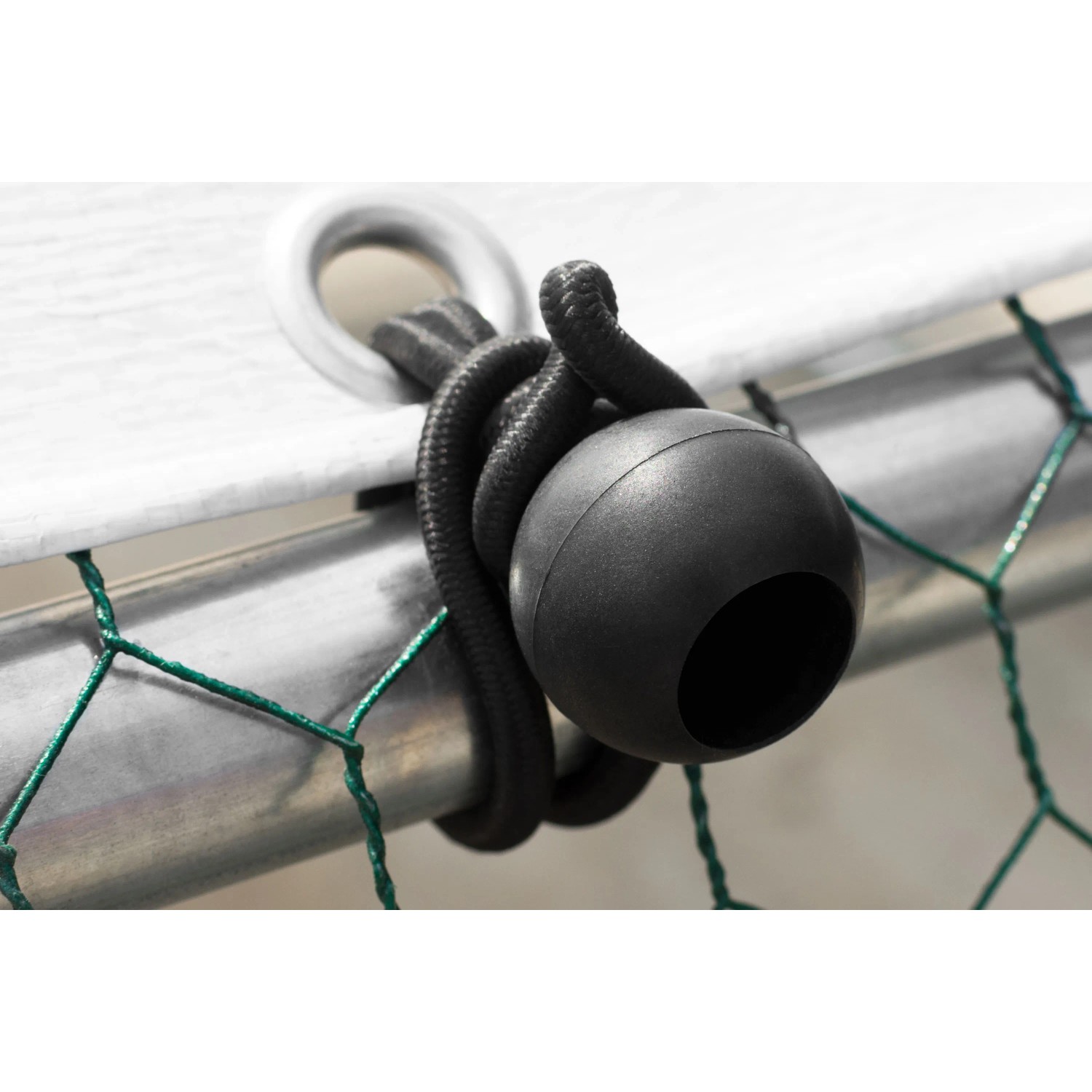 Detailaufnahme: Schwarzer Ballverbinder am Zipper Heimtiergehege, zur Befestigung des Netzes.