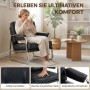Schwarzer HOMCOM Sessel aus PU-Leder mit Chromgestell. Frau entspannt sich auf dem gepolsterten Sessel im Wohnzimmer.