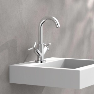 Schütte Waschtischarmatur Eliot Chrom auf weißem Waschbecken vor grauer Wand.