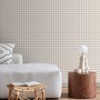 ESTAhome Vliestapete mit beigem Karomuster in modernem Wohnzimmer. Dekorative Tapete für stilvolle Wandgestaltung.