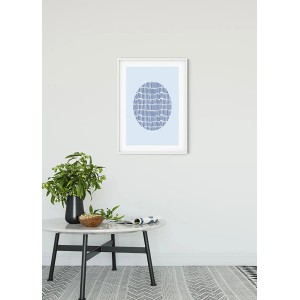 Komar Wandbild Shelly Blue, 50x70 cm, mit abstraktem, blauem Muster im weißen Rahmen.