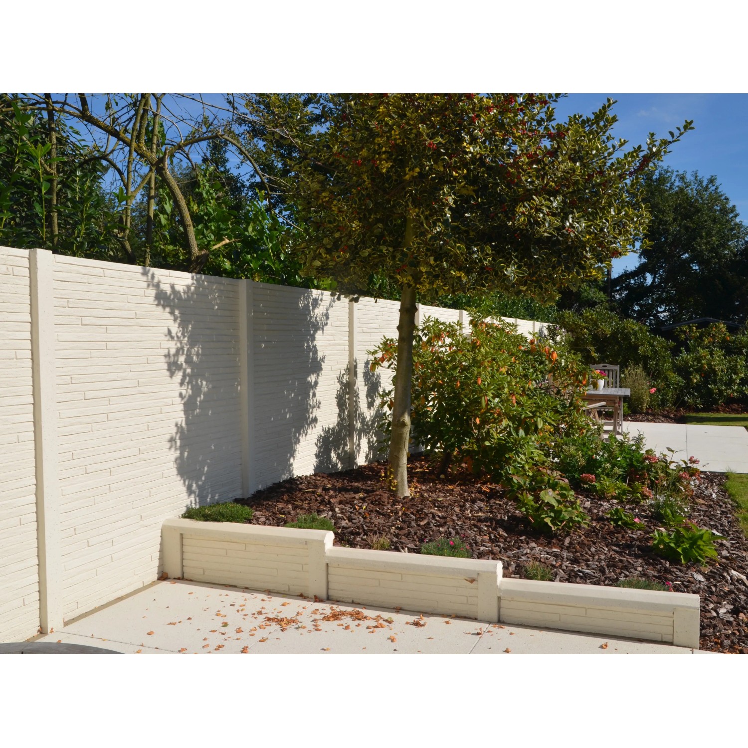 Betonzaun Toscana, 200x38,5x3 cm, in Beige. Sichtschutzzaun mit leichter Struktur im Garten.