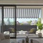 Spettmann Fallarmmarkise Line, 400x150 cm, weiß-grau gestreift, am Balkon montiert.