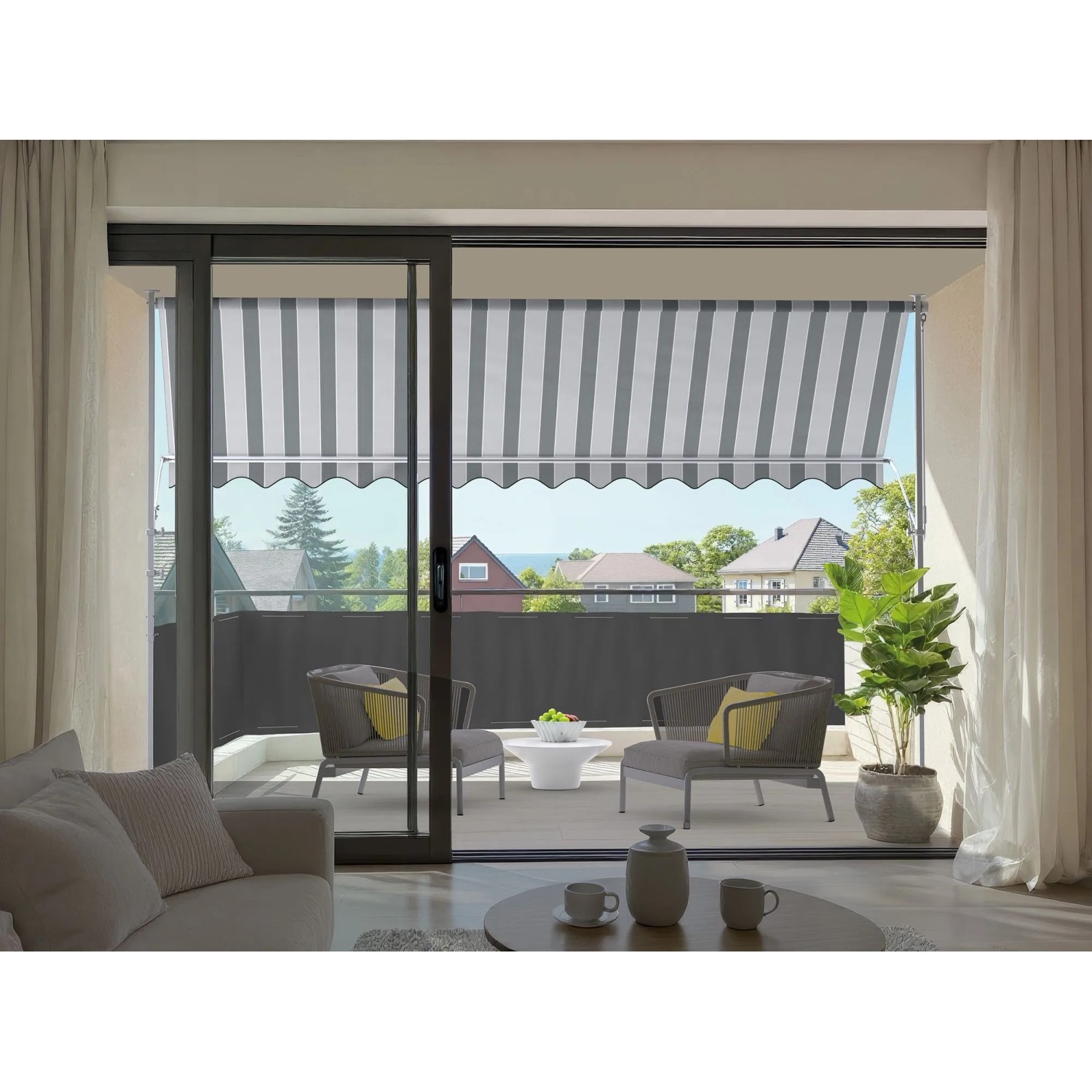 Spettmann Fallarmmarkise Line, 400x150 cm, weiß-grau gestreift, am Balkon montiert.