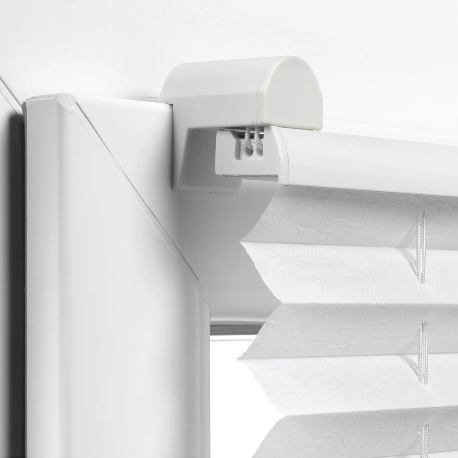Detailaufnahme: Weißes Gardinia EasyFix Thermo-Plissee mit Bedienschienen am Fenster.