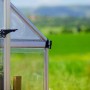 Detailaufnahme: Silbernes Palram Canopia Gewächshaus Balance mit Polycarbonat-Paneelen.