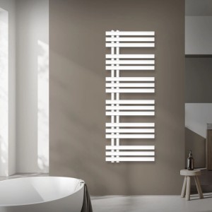 Weißer LuxeBath Badheizkörper Iron, 500x1400 mm, mit Thermostat für Bodenanschluss.