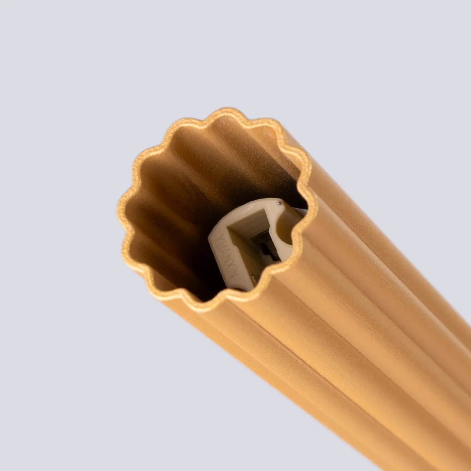 Detailaufnahme: Goldene Sollux Lighting Arche 3P Pendelleuchte, Lampen & Leuchten mit gerippter Oberfläche.