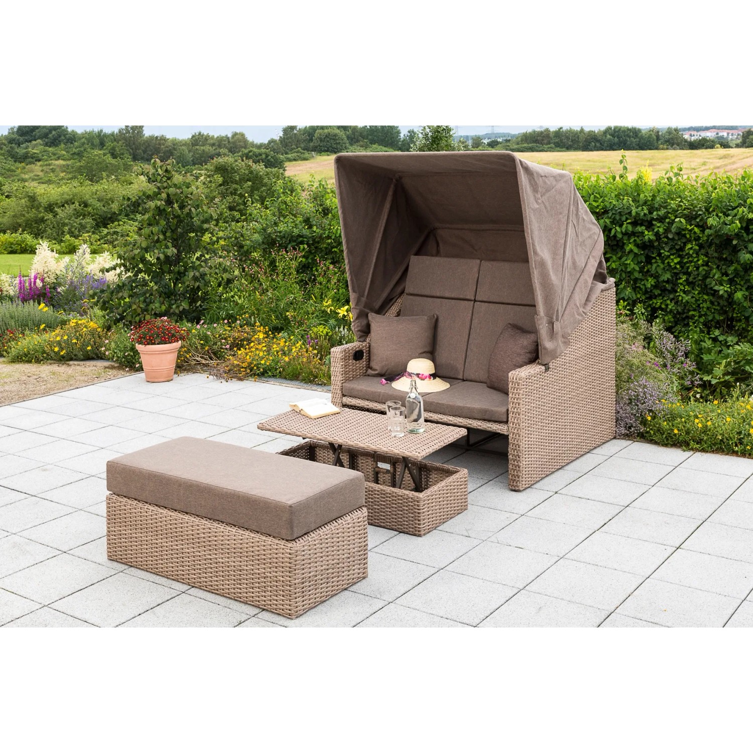Gartenbank Rimini Natur mit Hülle, Lounge-Gartenmöbel aus Polyrattan mit Tisch und Hocker.