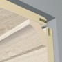Beige Hohlkehlleiste (22x22 mm) als Zubehör für Paneele, montiert in einer Ecke.