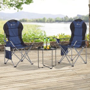 Zwei dunkelblaue Juskys Campingstühle Lido mit Getränkehalter und Tisch auf einer Terrasse.