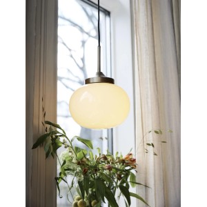 PR Home Elsy Pendelleuchte: Kleine Hängelampe mit cremefarbenem Glasschirm und Messingdetails.