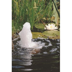 Ubbink Elimax 9000 Springbrunnenpumpe im Gartenteich mit Fontäne und Seerose.