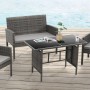 Graue Svita Brooklyn XL Rattan Garten Essgruppe: Tisch mit Glasplatte, 2er Sofa, Sessel und hellgrauen Kissen auf Holzdeck.