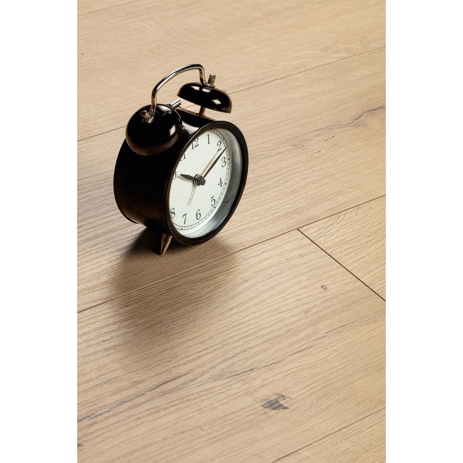 Kaindl Laminat Poseidon California Oak, wasserfest, 7mm stark, mit einer schwarzen Analoguhr.