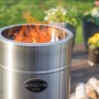 Feuerhand Pyron Feuertonne aus Edelstahl, 25 l, mit brennendem Feuer. Grillutensil für Garten & Terrasse.