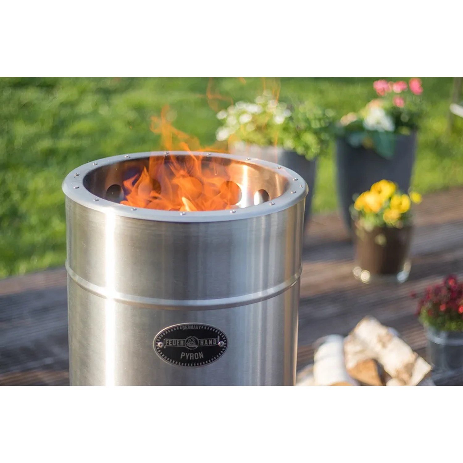 Feuerhand Pyron Feuertonne aus Edelstahl, 25 l, mit brennendem Feuer. Grillutensil für Garten & Terrasse.