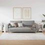 Zwei weiße vidaXL Beistelltische aus Holzwerkstoff mit zwei Ablagen, modern im Wohnzimmer platziert.