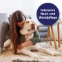 Frau umarmt entspannt liegenden Hund. Canosept Mikro Silberspray für intensive Haut- und Wundpflege.