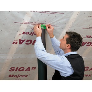 Anwendung von Siga Rissan 60 Klebeband (60mm x 15m) zum luftdichten Anschliessen einer Rohrdurchführung.