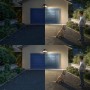 Philips Solar-Outdoor-Sicherheitslicht Zyren im Einsatz: Kind und Hund im Garten, beleuchtet durch den LED-Außenstrahler.