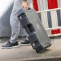 Mann zieht Transportbox für LUX-TOOLS Abbruchhammer E-ABH-1700 hinter sich her.